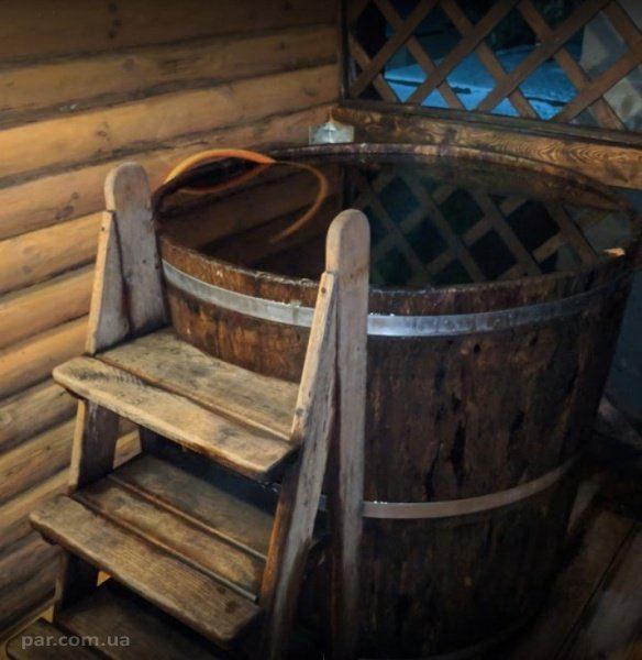 Мала зала: Купіль з дерев'яною драбинкою