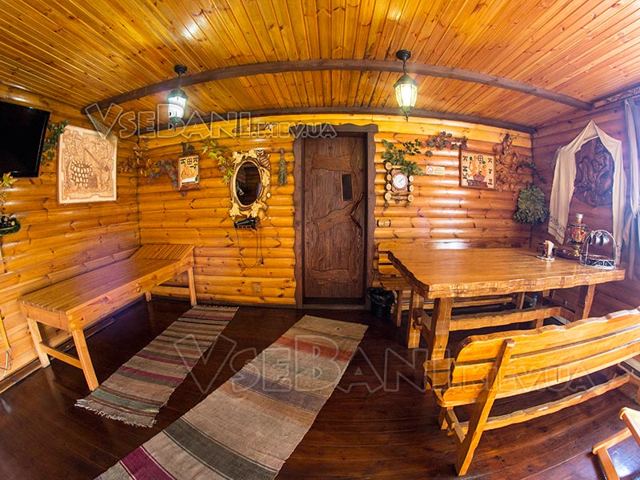 Мала зала: Мала зала: стіл, лави, телевізор