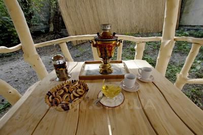 Велика зала: Самовар на терасі